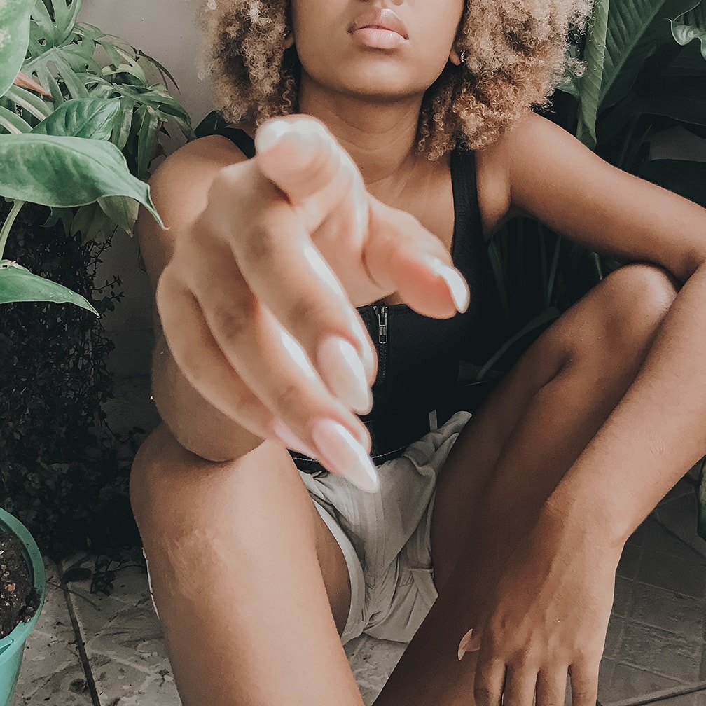 Frau die mit einem Finger nach vorne zeigt